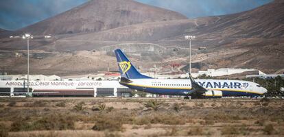 Un avión de Ryanair aterriza en el aeropuerto César Manrique de Lanzarote.