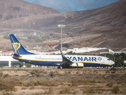 Un avión de Ryanair aterriza en el aeropuerto César Manrique de Lanzarote. 