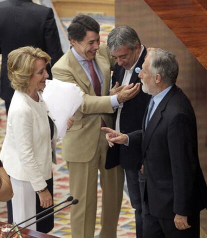 Aguirre conversa con De Velasco, mientras González bromea con Gordo.