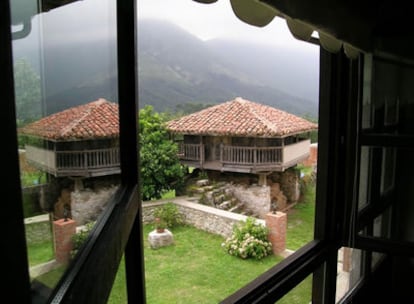 Desde la galería de Casa Vicenta, un alojamiento rural en Belmonte de Pría, en el Oriente asturiano, se ve un hórreo y, más lejos, la sierra del Cuera