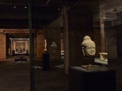 Tras varios minutos de espera a la entrada que generan una cierta inquietud, se accede a una sala en la que, en vitrinas o en pedestales, se suceden, sin cartelas, pequeñas esculturas de bronce y piedra de la civilización jemer, hoy Camboya, de los siglos VII al XIII, y refinado mobiliario chino de mármol blanco de los siglos XVI y XVII.