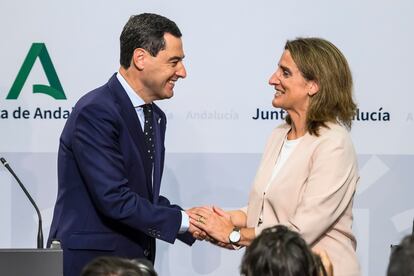 El presidente de la Junta de Andalucía, Juanma Moreno, y la vicepresidenta tercera del Gobierno, Teresa Ribera, en Sevilla el pasado 3 de octubre.