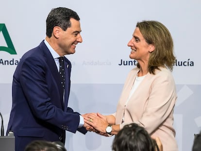 El presidente de la Junta de Andalucía, Juanma Moreno, y la vicepresidenta tercera del Gobierno, Teresa Ribera, en Sevilla el pasado 3 de octubre.