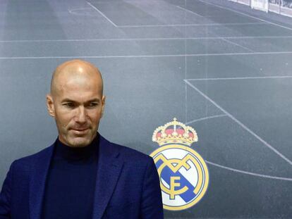 Zinedine Zidane, después de la comparecencia en la que anunció su dimisión.
  / AFP PHOTO / PIERRE-PHILIPPE MARCOU