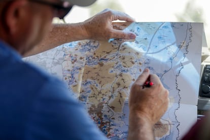 Dror Etkes, en su vehículo, con un mapa de Cisjordania.