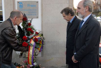 De izquierda a derecha, Manuel Carballeira, miembro de Fuco Buxán; Antonio Azarola, nieto del homenajeado, y el alcalde Vicente Irisarri.
Antonio Azarola Gresillón.