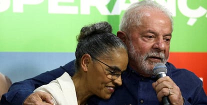 El presidente electo de Brasil, Luiz Inacio Lula da Silva junto a la que fuera ministra de Medio Ambiente de su anterior Gobierno, Marina Silva.