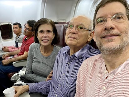 Los hermanos Cristiana y Pedro Joaquín Chamorro, junto al gerente del diario 'La Prensa' de Nicaragua, Juan Lorenzo Holman, en el vuelo que los traslada a Washington.