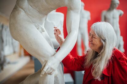 Mary Beard juega con una recreación del 'Discóbolo' en una imagen promocional de 'Mary Beard, el desnudo en el arte'