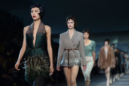 Marc Jacobs, director creativo de Vuitton desde 1997, ha decido apartar a la firma (momentáneamente) de los motivos Monogram y Damier. En cambio, tres de los modelos más emblemáticos de la casa se realizan en materiales más sensuales y femeninos.