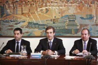 El primer ministro portugués, Pedro Passos Coelho (c), junto al ministro de Finanzas Vitor Gaspar (izq), y el ministro de economía, Álvaro Santos Pereira (der). EFE/Archivo