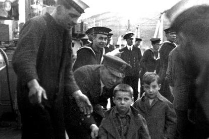 Bilbao. 25 de marzo de 1937. Niños embarcando en un destructor británico que los evacuará a Francia.