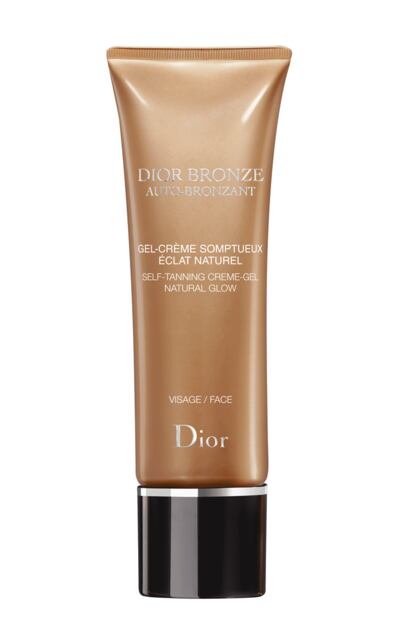 Deja salir a tu bronceado natural con el autobronceador de Dior Bronze. Es un suave gel de acabado satinado que ya desde la primera aplicación dejará un bonito tono sobre el rostro. Además, su efecto es duradero. Cuesta unos 32 euros.