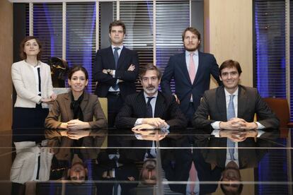 El equipo de Barclays. Sentados: Marta de la Torre, Nacho Moreno y Luis Zumárraga. De pie: Oinara Bessonart, Juan Gaztelu y Francesc Minoves.