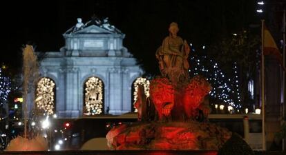 Las luces adornan desde esta noche Cibeles y la Puerta de Alcalá.