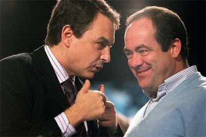 José Luis Rodríguez Zapatero conversa con José Bono durante un acto electoral en enero de 2004.