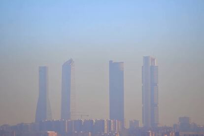 Las Cuatro Torres del paseo de la Castellana de Madrid envueltas en una capa de contaminación atomosférica. |