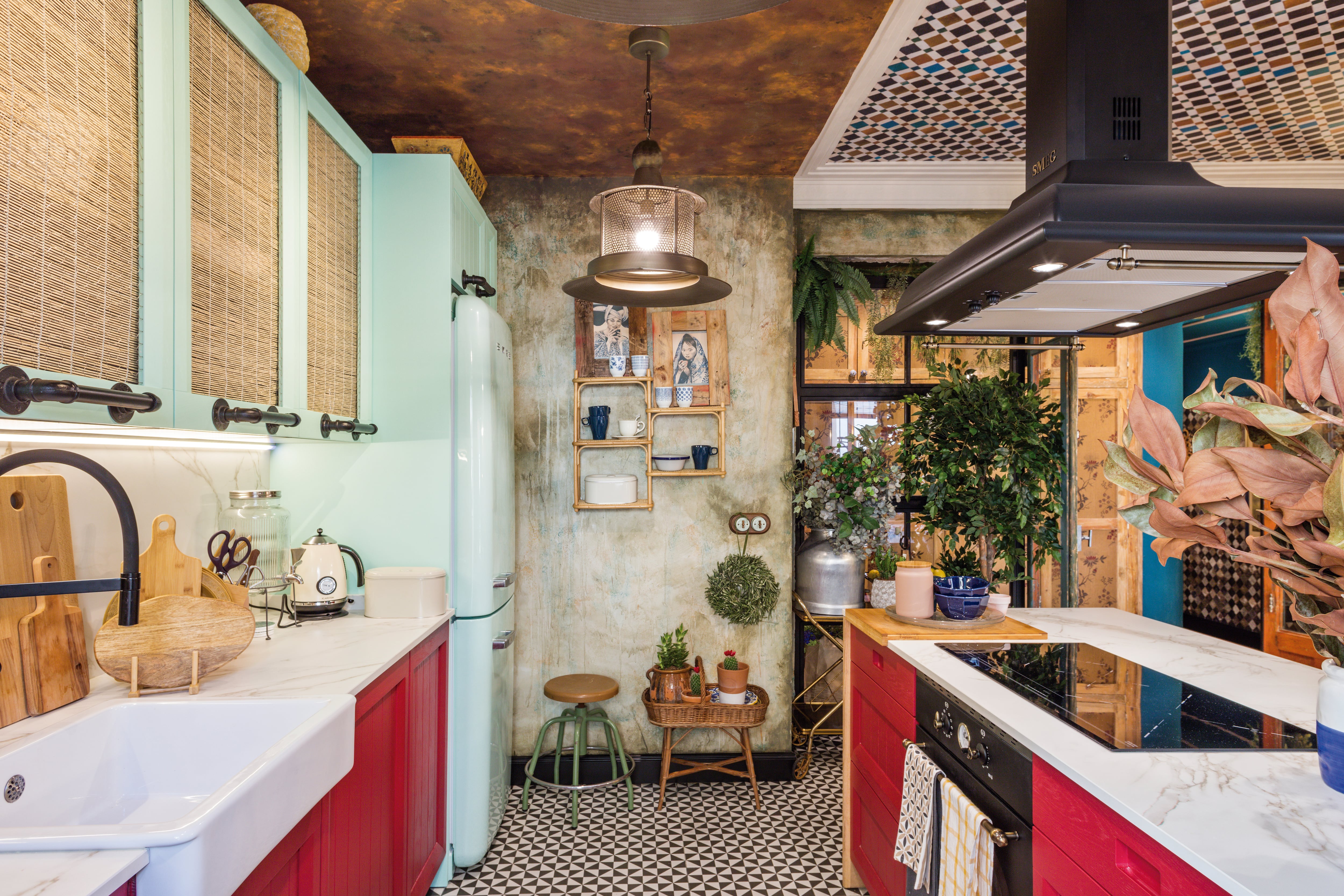 Dos trampantojos se encuentran en el techo de la cocina de Rosa Lahoz; el efecto de un mosaico geométrico de la marca Coordonné y el otro el óxido como si fuera una plancha de metal. 
