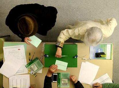 Unos ciudadanos ejercen su derecho al voto en un colegio de Sevilla.