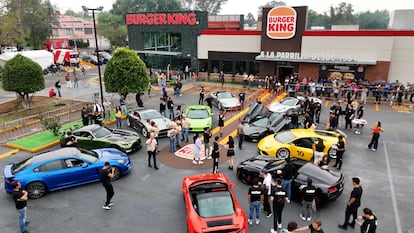 Consintiendo al comensal: hamburguesas, autos de lujo e influencers.