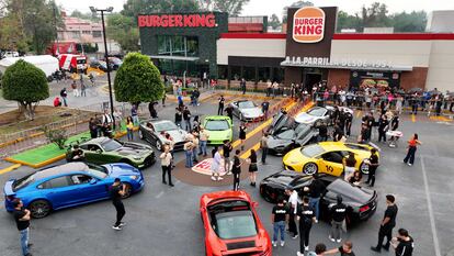 Consintiendo al comensal: hamburguesas, autos de lujo e influencers.