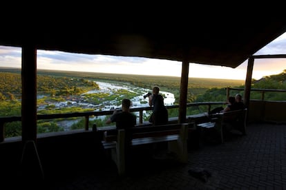 El parque Kruger tiene una superficie similar a la provincia de Cáceres y es uno de los destinos icónicos para el turismo de safari de todo el mundo. Una sucesión de ecosistemas divididos en tres grandes regiones, con enormes llanuras, sabana, baobabs, zonas arenosas, matorrales, bosques bajos de acacias. Hábitats en los que viven unas 500 variedades de aves y casi 140 especies de mamíferos, entre ellos los llamados cinco grandes: leones, elefantes, rinocerontes, leopardos y búfalos.