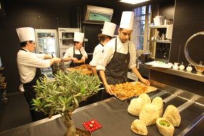 Cocineros del equipo de El Celler de Can Roca preparan el primer servicio del restaurante tras su proclamación como el mejor del mundo.