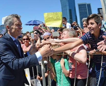 El presidente Macri saluda a la gente en Buenos Aires.