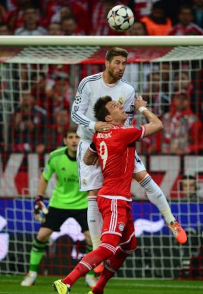 Sergio Ramos, con Mandzukic, del Bayern.