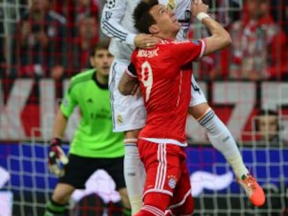 Sergio Ramos, con Mandzukic, del Bayern.