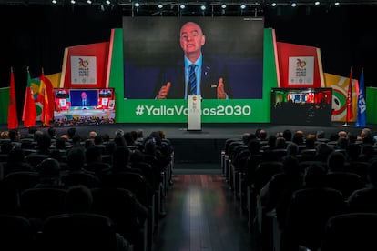 Asistentes al acto observan la intervención del presidente de la FIFA, Gianni Infantino, durante la reunión del Congreso de FIFA en la que se decide sobre la candidatura conjunta entre Marruecos, Portugal y España para organizar la Copa del Mundo de fútbol.