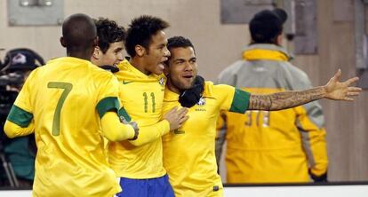 Neymar celebra su gol con sus compañeros ante Colombia.