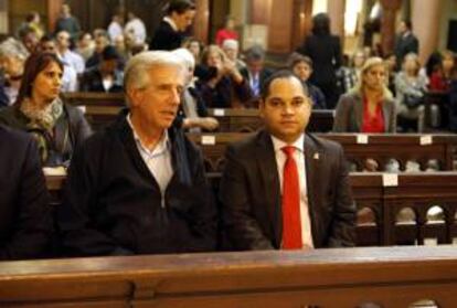 En la imagen, el expresidente uruguayo Tabaré Vázquez (i) y al embajador de Venezuela en Uruguay, Julio Chirino (d). EFE/Archivo