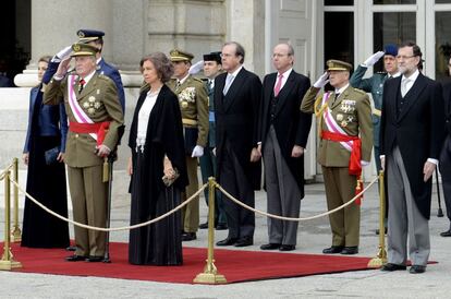 El Rey Juan Carlos, acompañado por la Reina y los Príncipes de Asturias, ha presidido la parada militar, en la que una formación de la Guardia Real le ha rendido honores y don Juan Carlos ha escuchado el himno nacional y las veintiuna salvas de honor.