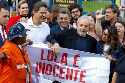 Lula da Silva, a la salida de la sede de la Policía Federal, donde permanecía detenido.