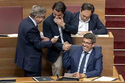 El presidente de la Generalitat Valenciana, Carlos Mazón, primero por la derecha, durante el pleno de Les Corts Valencianes en el que se han aprobado los presupuestos de 2025, con otros diputados del PP. 