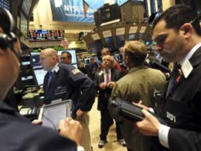Pocos minutos después de iniciada la jornada de contrataciones en el parque neoyorquino, el índice Dow Jones de Industriales descendía el 0,26 % (-35,86 puntos) hasta ubicarse en las 13.891,68 unidades. EFE/Archivo