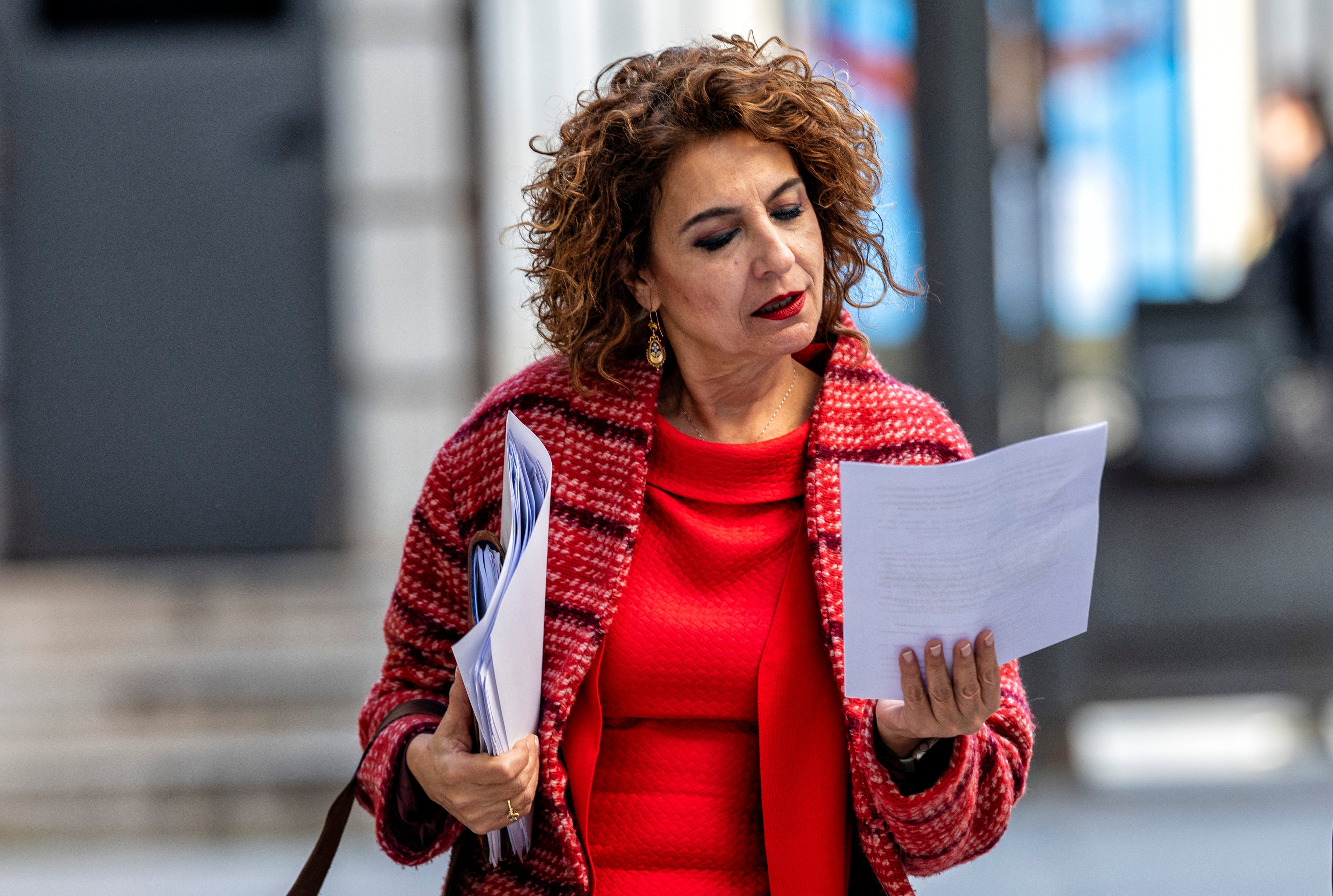 La vicepresidenta primera del Gobierno y ministra de Hacienda, María Jesús Montero, a su llegada al Congreso este miércoles. 