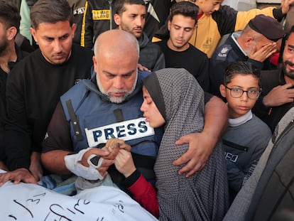 El periodista de Al Jazeera Wael al Dahdouh coge la mano de su hijo Hamza, también informador y fallecido en un ataque israelí, mientras abraza a una de sus hijas el 7 de enero.