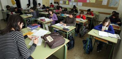 Una professora amb alumnes de primer d'ESO, a Barcelona el 2010.