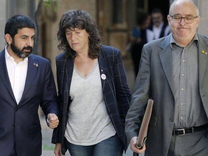 Teresa Jordà acompañada del consejero de Enseñanza, Josep Bargalló (a la derecha) y el de Trabajo, Chakir El Homrani