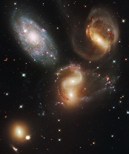 El grupo compacto Hickson 92 esta formado por cinco galaxias a una distancia de unos 290 millones de Kilómetros de la Tierra, pero se ha demostrado que una de ellas, la que esta arriba a la izquierda en la imagen, está más cerca, a unos 40 millones de años luz. Ha sido fotogrfiado por la cámara WFPC-3 del telescopio espacial `Hubble´.