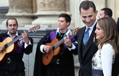 La Tuna de la Universidad de Alcalá de Henares canta algunas piezas de su repertorio en presencia de los Príncipes de Asturias.