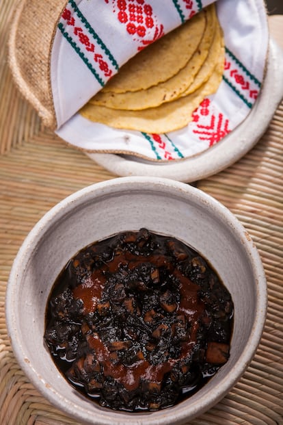 Tortillas con maíz vasco para taco talo de chipirones en su tinta con mole, la famosa salsa mexicana, en una imagen cedida por el restaurante vasco latino Topa  (Grupo IXO).
