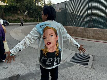 Jonathan Velasquez, de 19 años, con una chaqueta que ha pintado a mano de Taylor Swift, en el estreno mundial de 'The Eras Tour'.