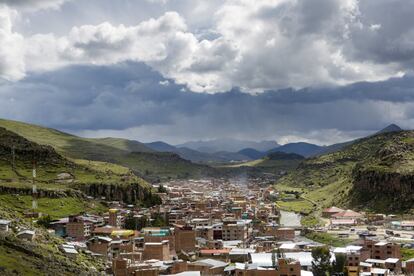 Hace 10 años, Challhuahuacho, a 4.000 metros sobre el nivel del mar, era una pequeña aldea remota de casas de adobe con techos de paja en la provincia más pobre de los Andes peruanos. Hoy en día es una ciudad polvorienta de edificios de ladrillo sin terminar y caminos sin pavimentar, hogar del proyecto minero más grande en la historia de Perú.