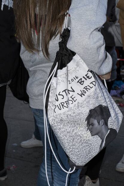 Una fan con la mochila de Justin Bieber durante la actuacin. Quizs, el dise?o ms 'pop' de la gira 'Purpose'.