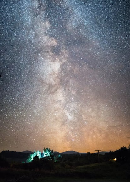 Quien busque la localización ideal para rodar una persecución trepidante por bosques oscuros, aquí la tiene. Y quien simplemente quiera mirar el firmamento, tampoco debería dejar de visitar este famoso parque natural del Reino Unido. Desde 2009, Galloway se considera Dark Sky Park, estatus que lo protege de la contaminación lumínica. Hasta el pasado mes de junio, en el Scottish Dark Sky Observatory se podía admirar el cielo estrellado con el telescopio de su cúpula, de cinco metros de alto. Pero un incendio ha destrozado sus instalaciones. Aunque lo cierto es que ya a simple vista resulta impactante. En la foto, la Via Láctea vista desde el Galloway Forest Park.<br></br> Más información: forestryandland.gov.scot