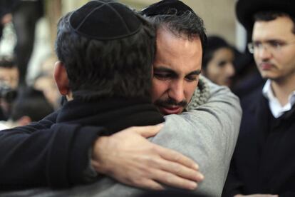 Amigos y familiares de Yoav Hattab lloran su muerte en Bnei Brak (Israel).