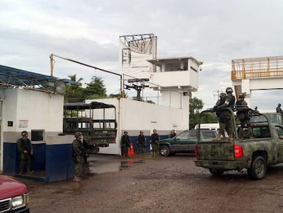 Military operation to gain control over surveillance tower in L&aacute;zaro de C&aacute;rdenas port on November 4th. 